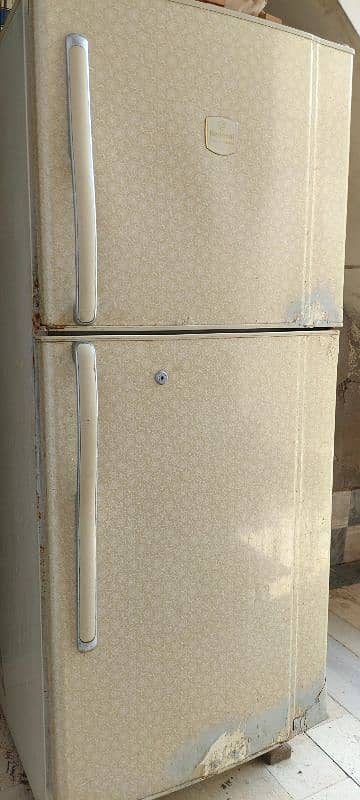 National Fridge Medium size burf b jamtee hai. 4