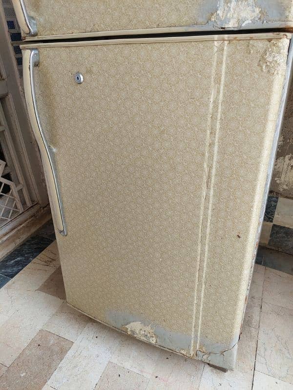 National Fridge Medium size burf b jamtee hai. 9
