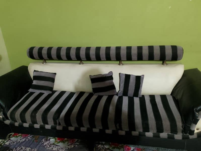 seven seater with center table 0