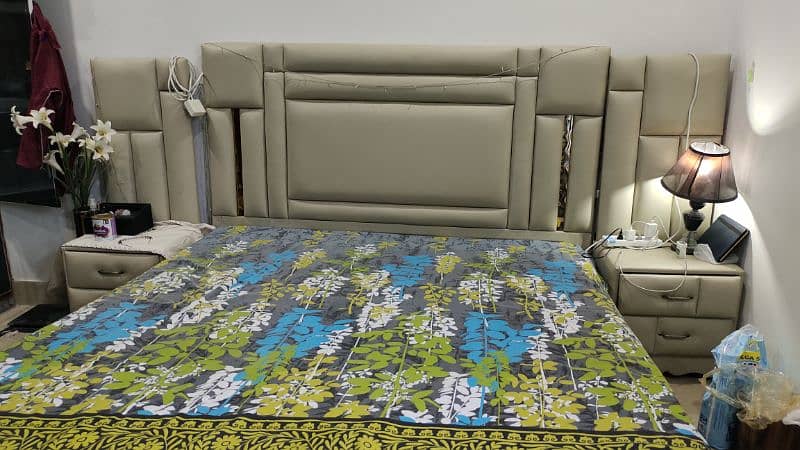 wooden sheet bed with rexane poshish with dressing table 9/10 0