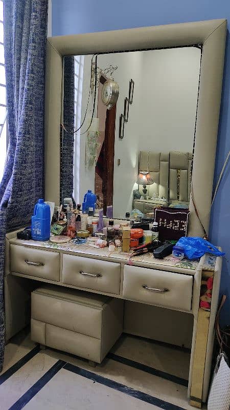 wooden sheet bed with rexane poshish with dressing table 9/10 1