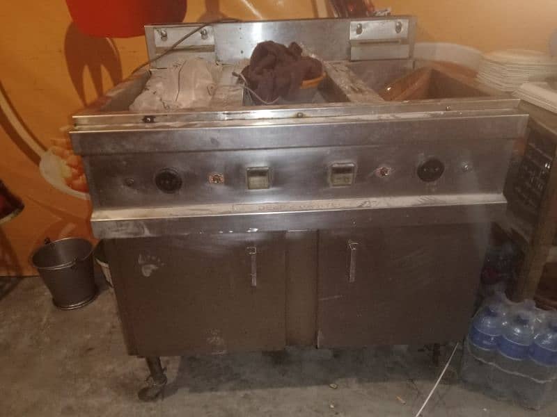 Double deep fryer with its accessories 0