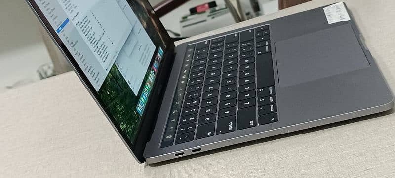 Macbook Pro 2018 13.3" Intel Core i7 16/256 GB Touchbar 8