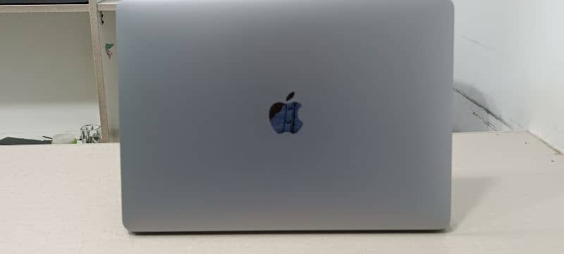 Macbook Pro 2018 13.3" Intel Core i7 16/256 GB Touchbar 9