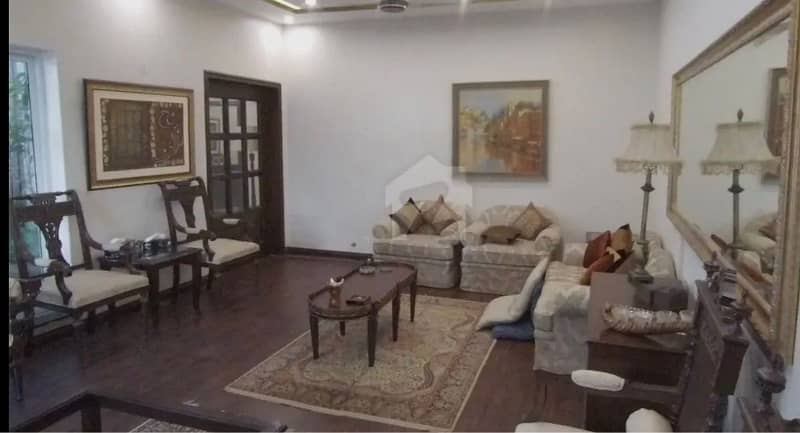 10 Marla House For Sale In Gulberg H Block Near Saddiq Center 0