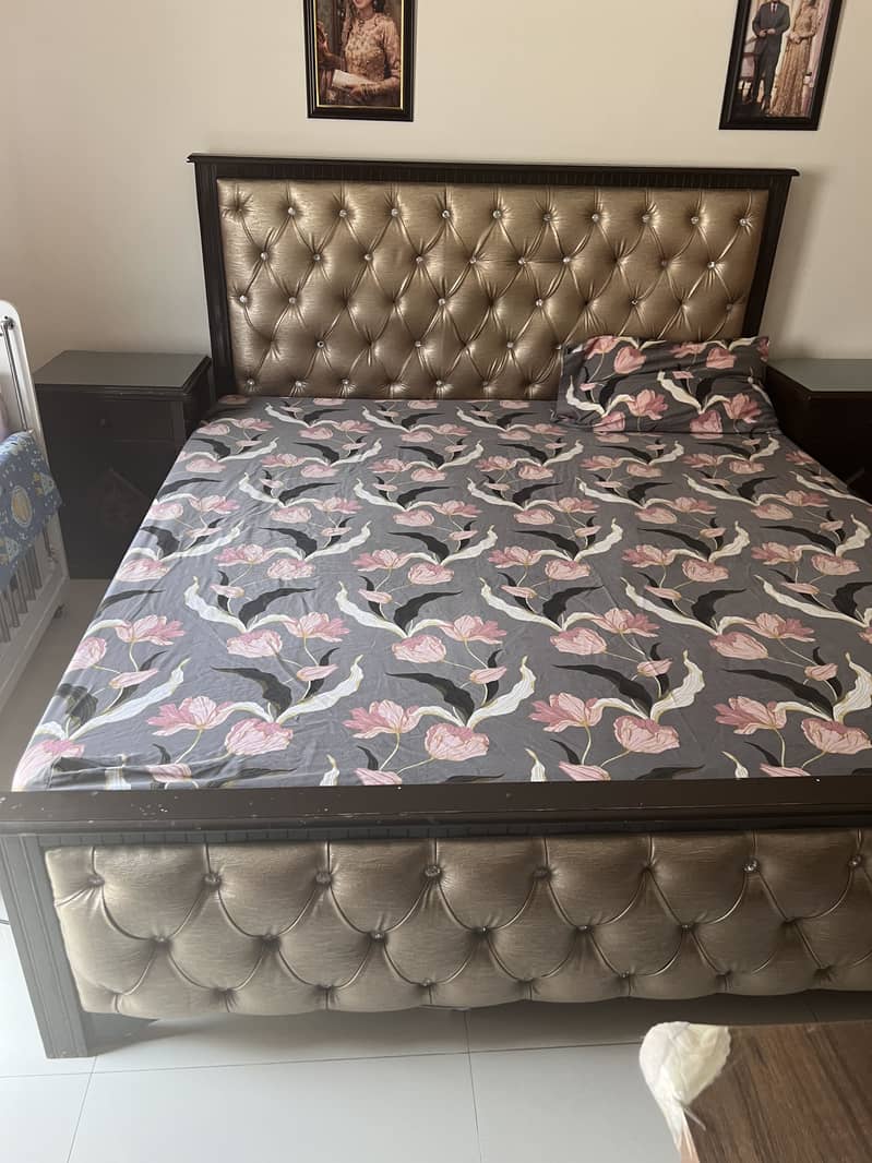 Bed set with two side tables 0