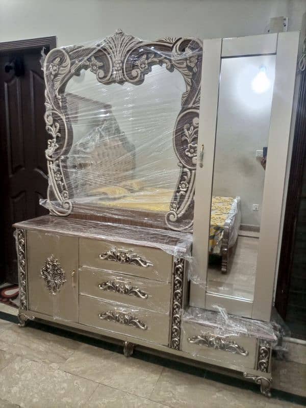 urgent sale new dressing table with jewellery box 0