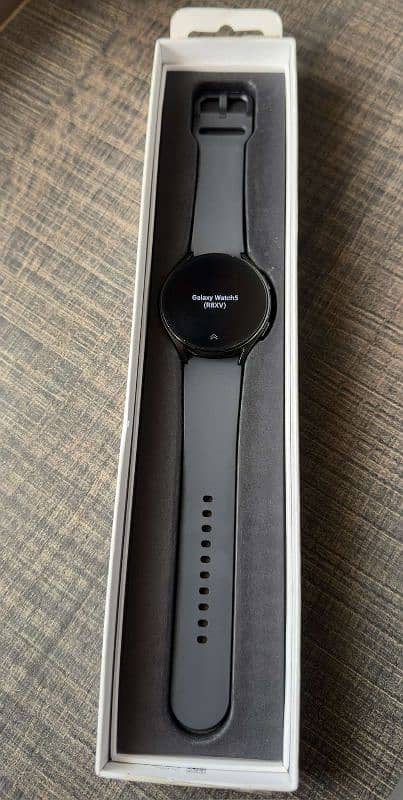 Samsung Galaxy Watch 5 in a great condition 2