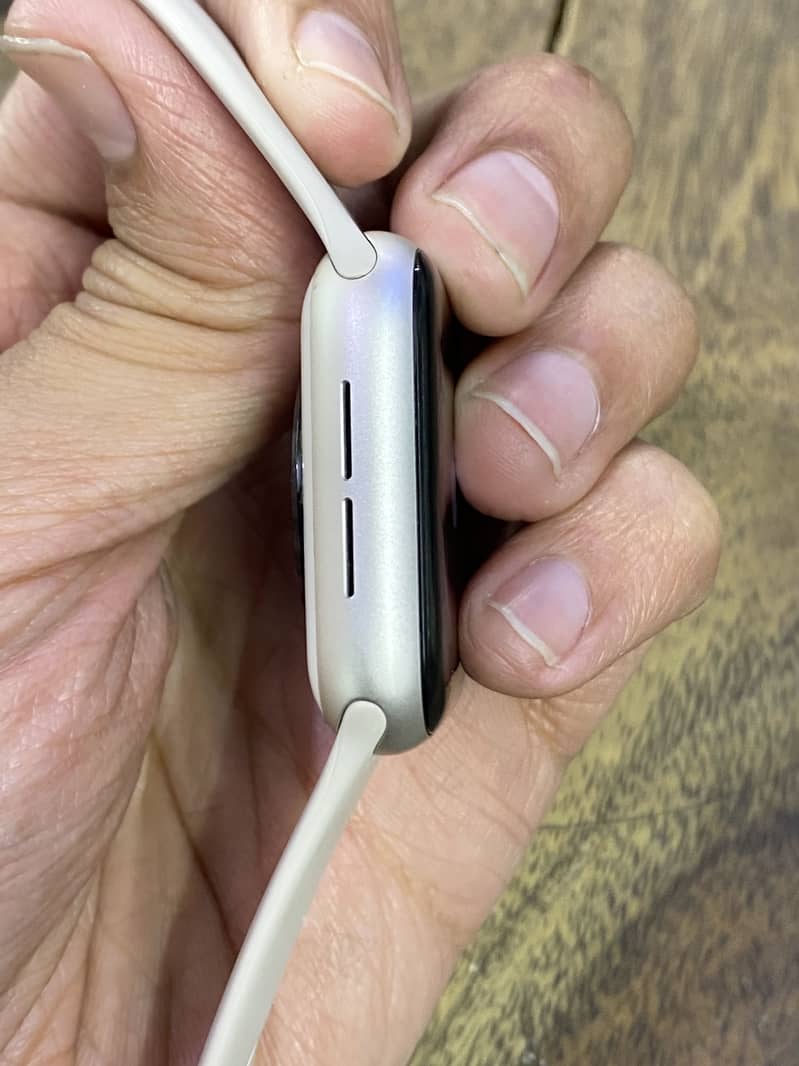 Apple watch series SE 40mm 100% battery health 4