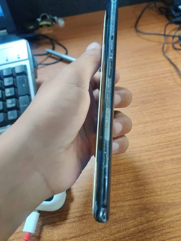 mobile ka panel tota hye or 1 line aye hye 2