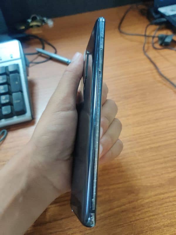 mobile ka panel tota hye or 1 line aye hye 3
