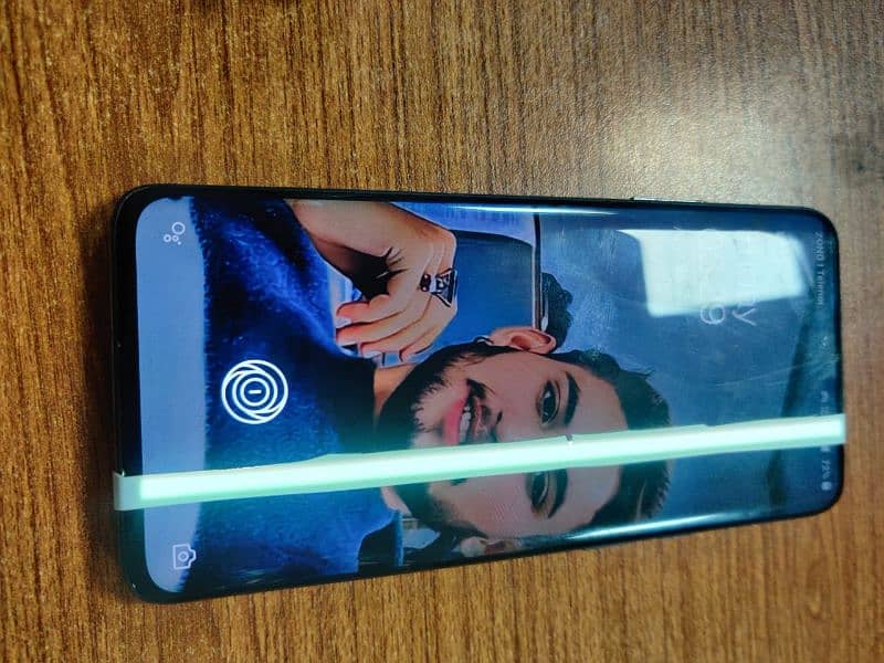 mobile ka panel tota hye or 1 line aye hye 4