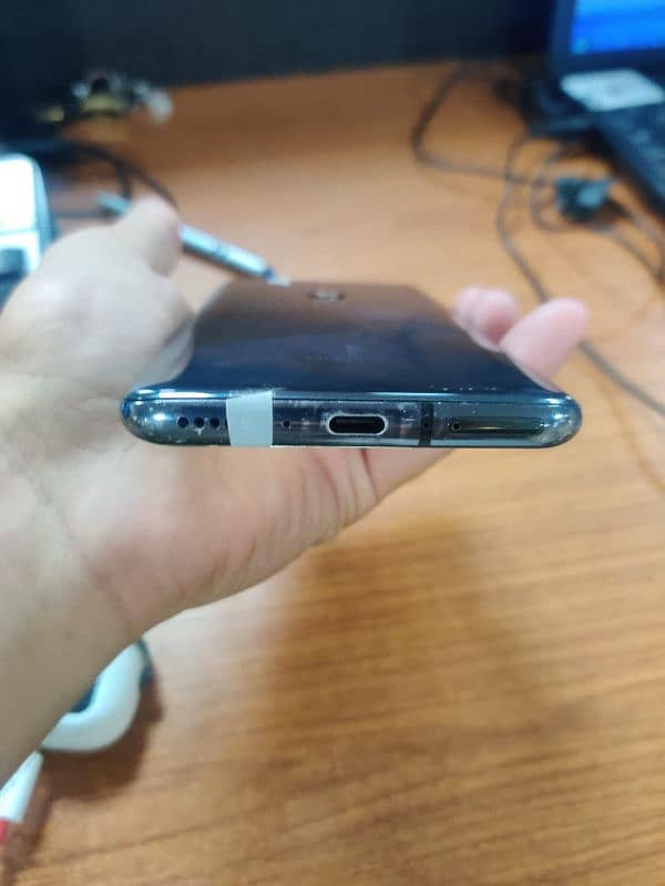 mobile ka panel tota hye or 1 line aye hye 6