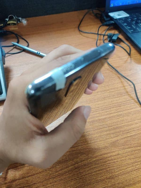 mobile ka panel tota hye or 1 line aye hye 7