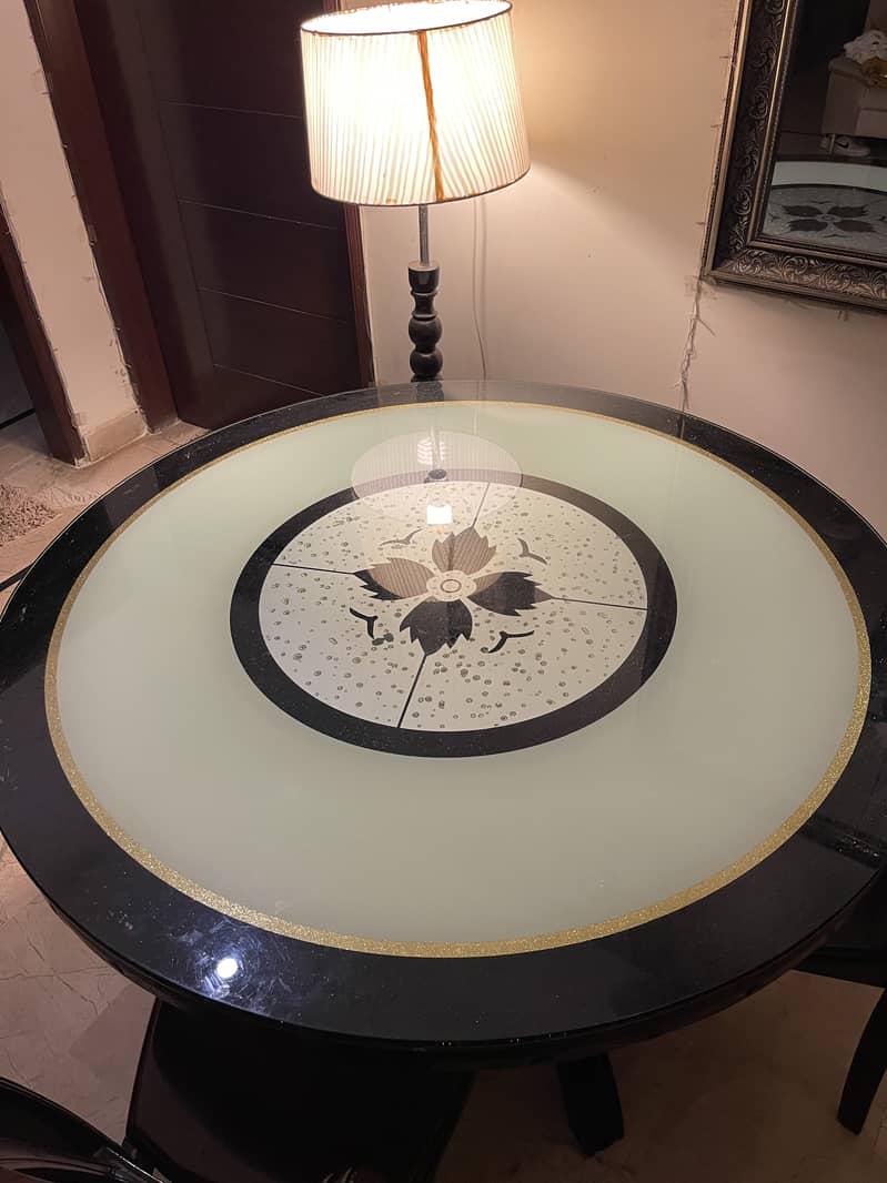 Glass dining table with wooden structure with four chairs 3