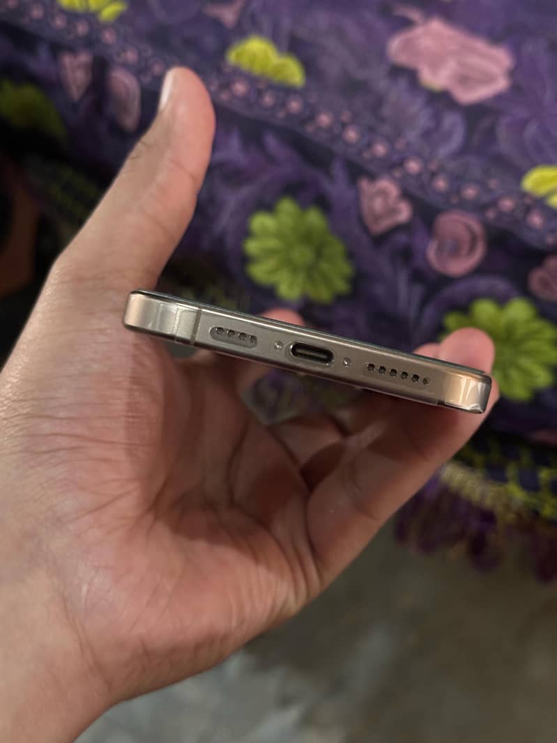 iPhone 16 Pro Max 1