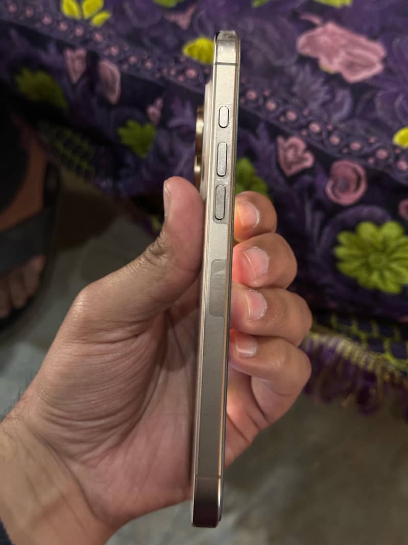 iPhone 16 Pro Max 4