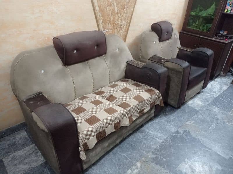 COMPLETE USED SOFA SET IS FOR URGENT SALE 0