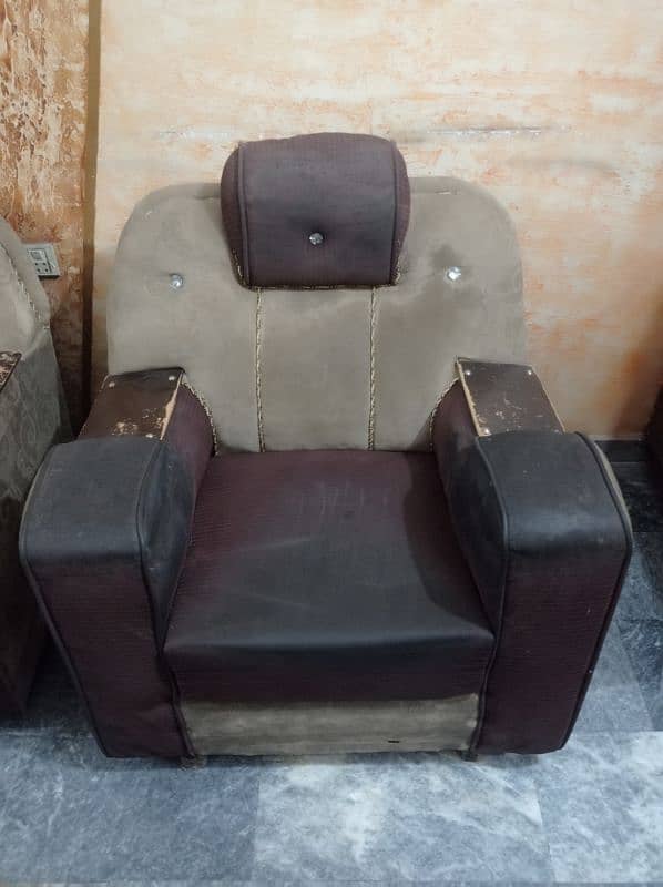 COMPLETE USED SOFA SET IS FOR URGENT SALE 2