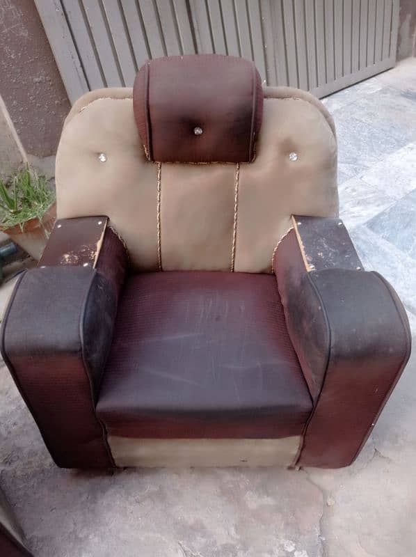 COMPLETE USED SOFA SET IS FOR URGENT SALE 3