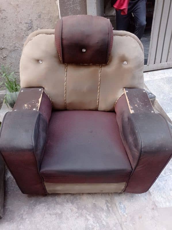 COMPLETE USED SOFA SET IS FOR URGENT SALE 5