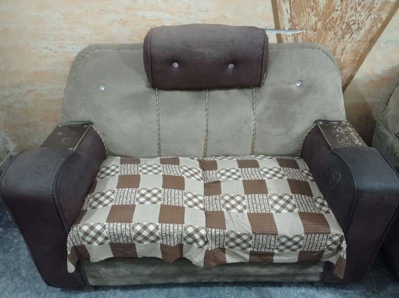 COMPLETE USED SOFA SET IS FOR URGENT SALE 9