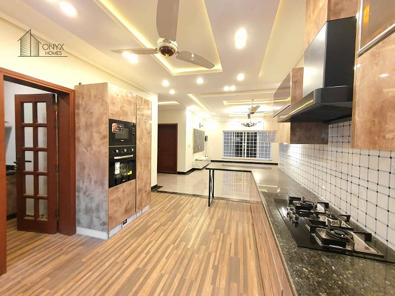 1 Kanal Double Unit 6 Bed House At Very Reasonable Price 11