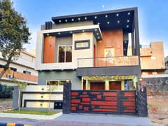 Luxury 10 Marla House Near To School & Park