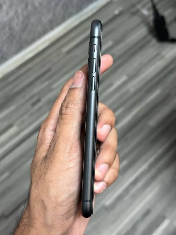 i phone 11 64GB  box pack non PTA just sim time used 4 month 4