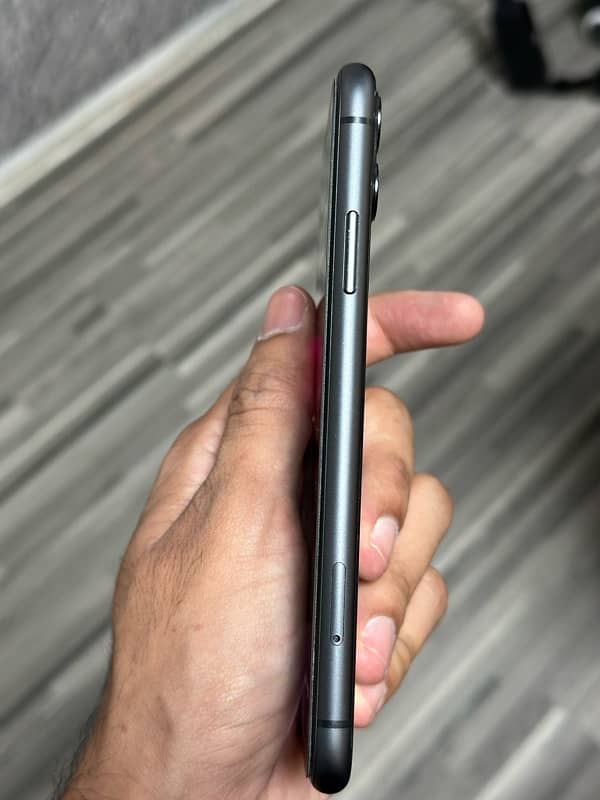 i phone 11 64GB  box pack non PTA just sim time used 4 month 5
