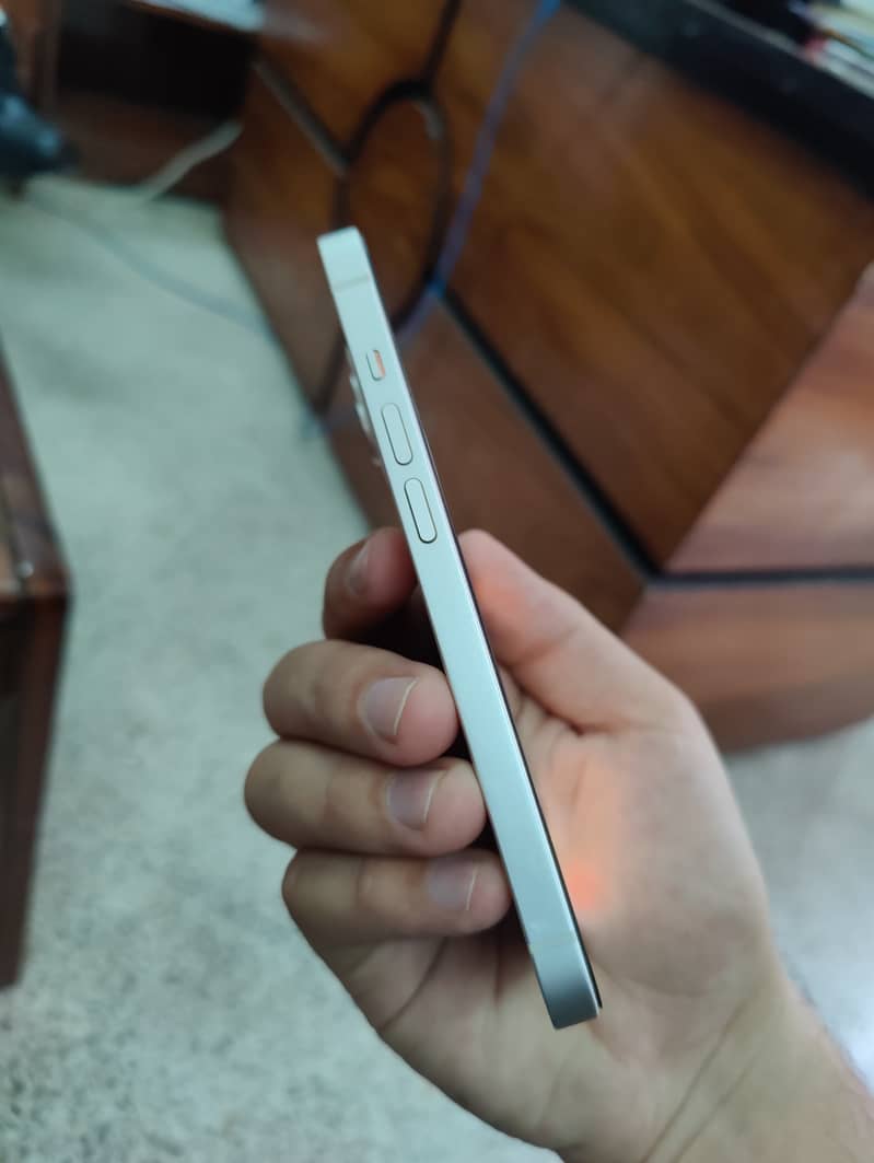 iPhone 14 White - 128GB (10/10 Condition) 2