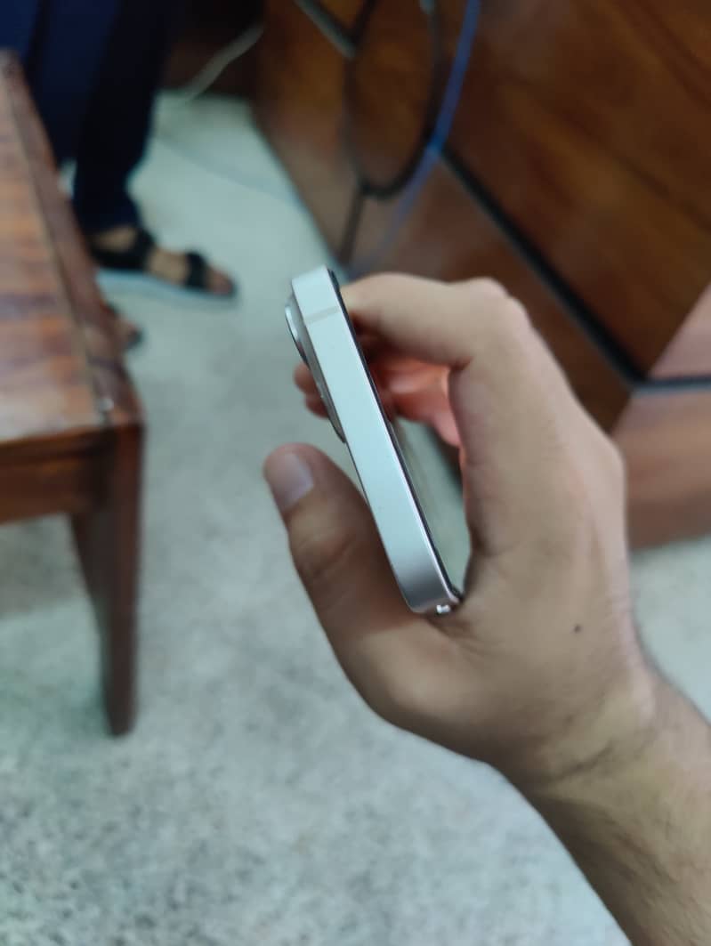 iPhone 14 White - 128GB (10/10 Condition) 4