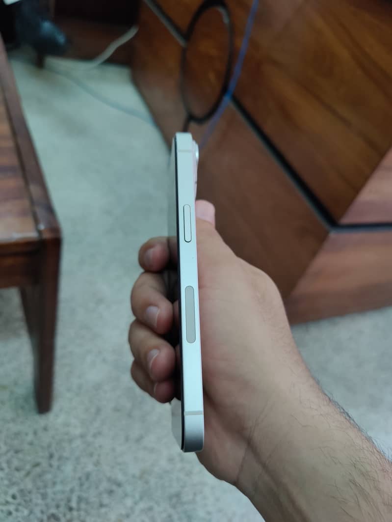 iPhone 14 White - 128GB (10/10 Condition) 5