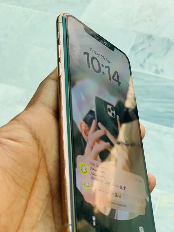 iPhone 11pro max golden couler 4