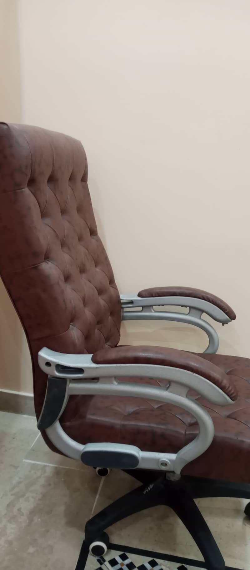 “Affordable Comfort | Budget Office Chair in Top Condition” 3