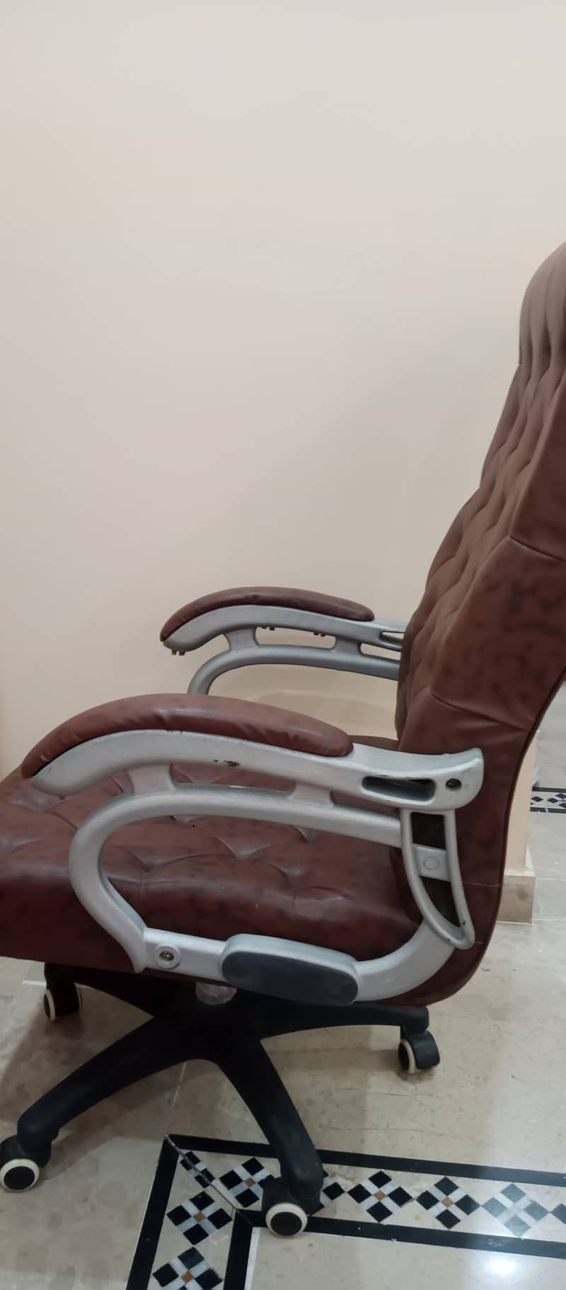 “Affordable Comfort | Budget Office Chair in Top Condition” 4