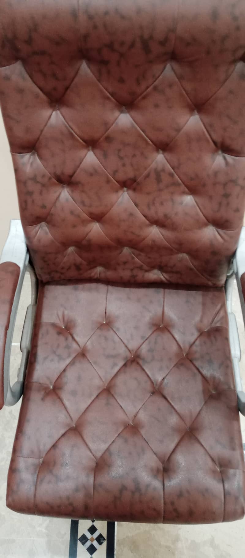 “Affordable Comfort | Budget Office Chair in Top Condition” 6