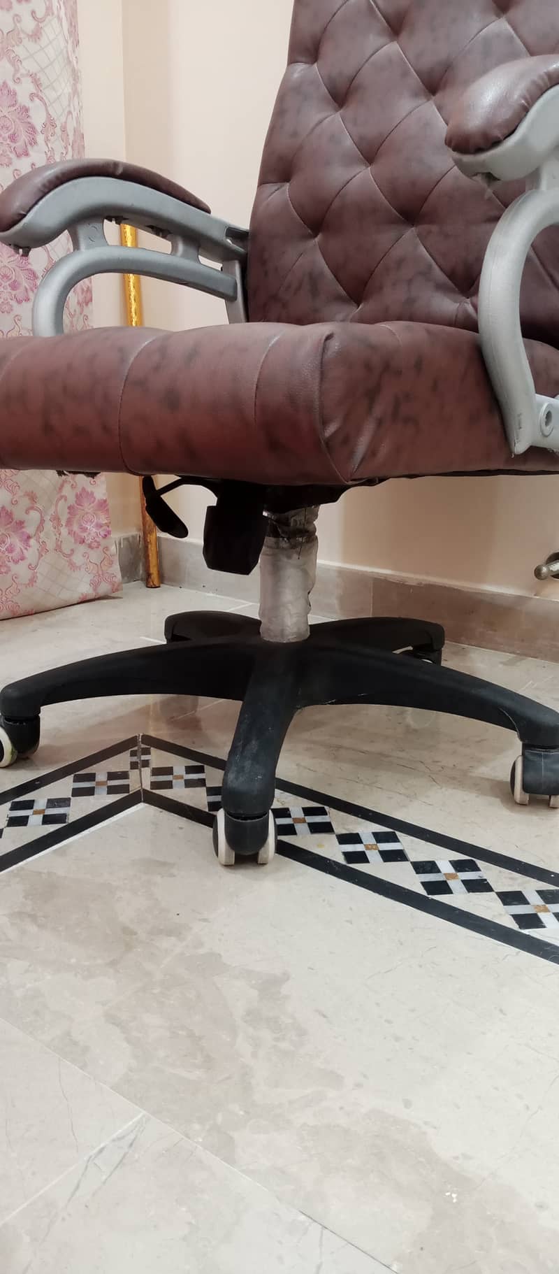 “Affordable Comfort | Budget Office Chair in Top Condition” 7