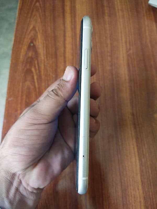 iPhone 11 white 64 GB Dual Sim Physical PTA Approved 2