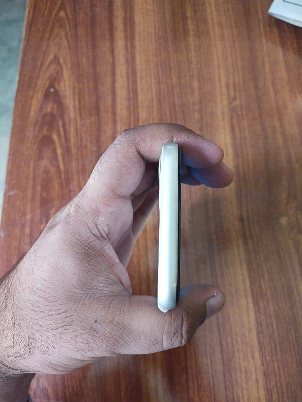 iPhone 11 white 64 GB Dual Sim Physical PTA Approved 4