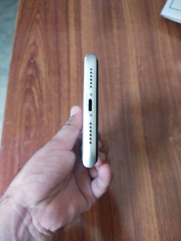 iPhone 11 white 64 GB Dual Sim Physical PTA Approved 5