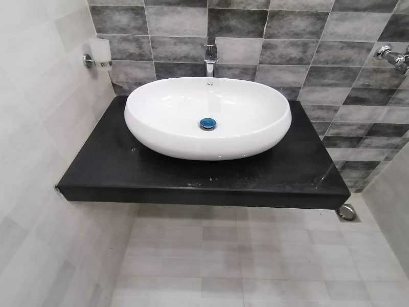 10 Marla House For sale In Gulshan-e-Ravi - Block F Lahore 4