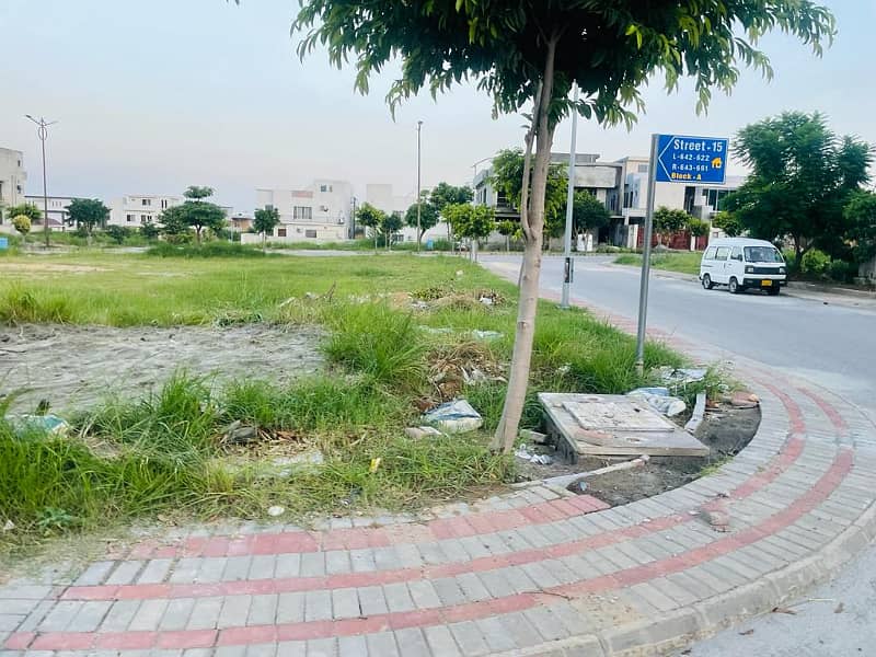 Corner 10 Marla Plot for Sale 0