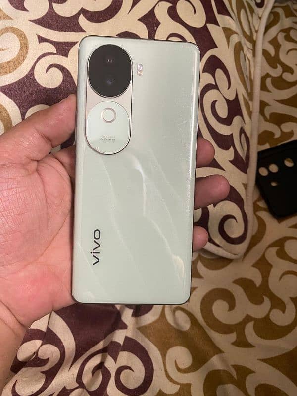 Vivo v40e complete box with charger 1