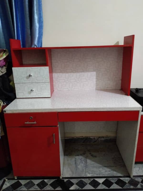 red and white study table 0