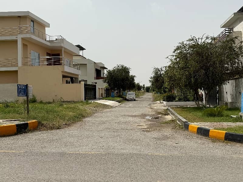 T&T F. 17 1 KANAL FOR SALE, NEAR TO MAIN DOUBALE ROAD,MAIN MARKAZ & PARK SOLAD LAND LAVEL PLOT ON GOOD LOCATION FIRST COME FIRST AVAIL THIS BIG OPERTUINTY FOR DREAM HOUSE 3