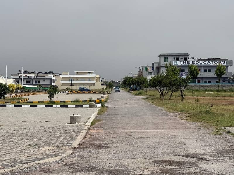 T&T F. 17 1 KANAL FOR SALE, NEAR TO MAIN DOUBALE ROAD,MAIN MARKAZ & PARK SOLAD LAND LAVEL PLOT ON GOOD LOCATION FIRST COME FIRST AVAIL THIS BIG OPERTUINTY FOR DREAM HOUSE 12