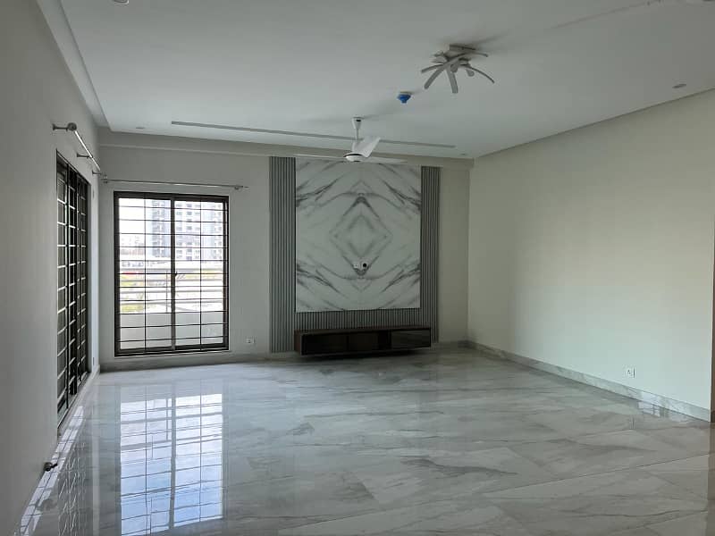 Askari 11, Sector D, 10 Marla, 3 Bed, Ground Floor, Luxury Apartment For Rent. Facing Lake 3