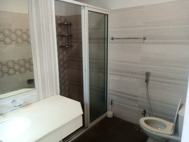 DHA Phase 4, 01 Kanal, 01 Bed, For Rent 4