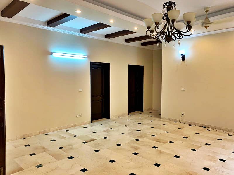 10 Marla Well Maintained Modern Bungalow For Sale In Phase 5 37